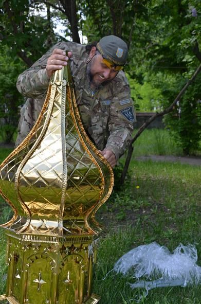 На Луганщине бойцы "Айдара" установили купол и крест на храм