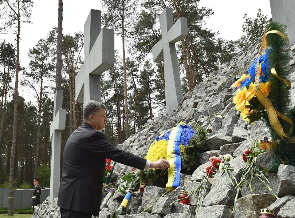 Порошенко: настало время окончательно очистить Украину от символов коммунизма