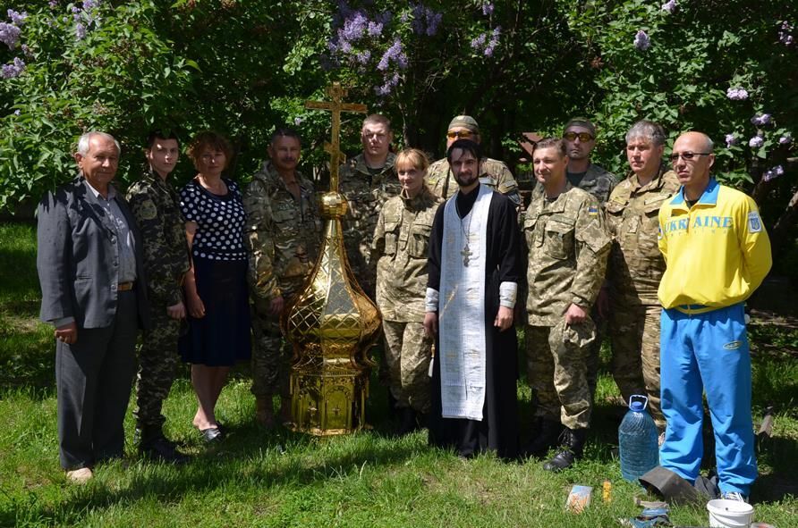 И в бою, и в миру. На Луганщине бойцы "Айдара" установили купол и крест на храм: фоторепортаж