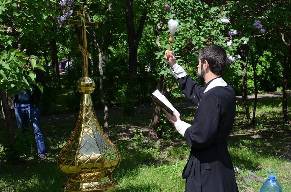 И в бою, и в миру. На Луганщине бойцы "Айдара" установили купол и крест на храм: фоторепортаж