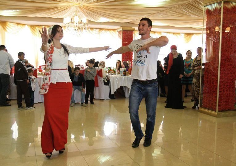 Песни и пляски: как проходит традиционная свадьба в Чечне