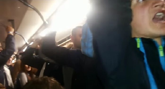 Фанаты "Динамо" раскачали вагон в киевском метро: видеофакт