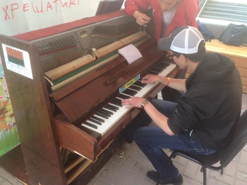 На Крещатике вандалы изувечили пианино: фотофакт