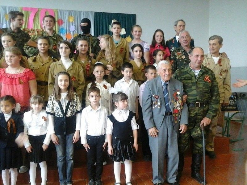 В Донецке школьники-террористы "убивали" детей-украинцев: фотофакт