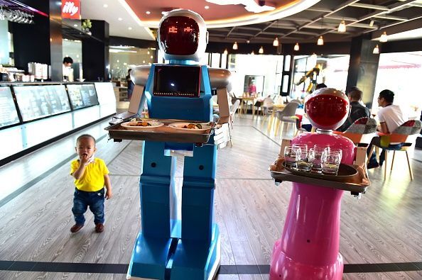 Никто в суп не плюнет: в Китае завели роботов-официантов 