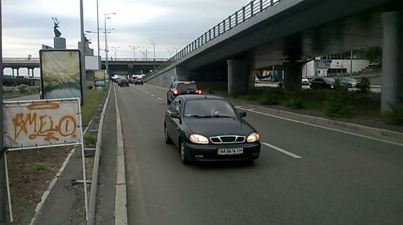 В Киеве водители выбираются из пробки, выезжая на встречку: фотофакт