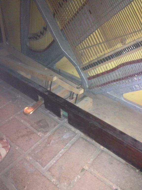 На Крещатике вандалы изувечили пианино: фотофакт