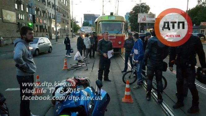 В Киеве мотоциклист сбил велосипедиста