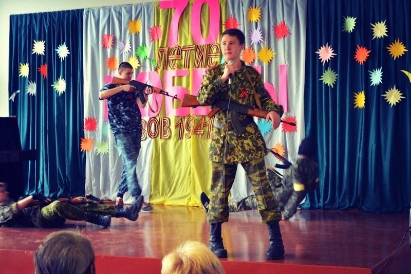 В Донецке школьники-террористы "убивали" детей-украинцев: фотофакт