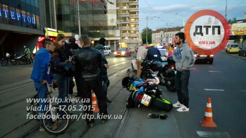В Киеве мотоциклист сбил велосипедиста