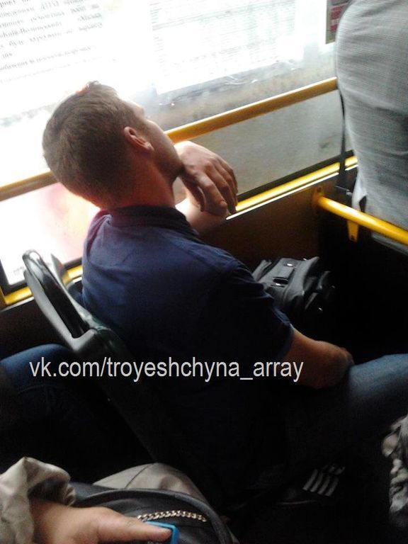 "Невозмутимый пассажир" из киевской маршрутки попал в соцсеть