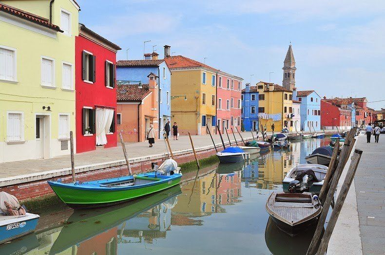 Разноцветный остров Бурано в Италии