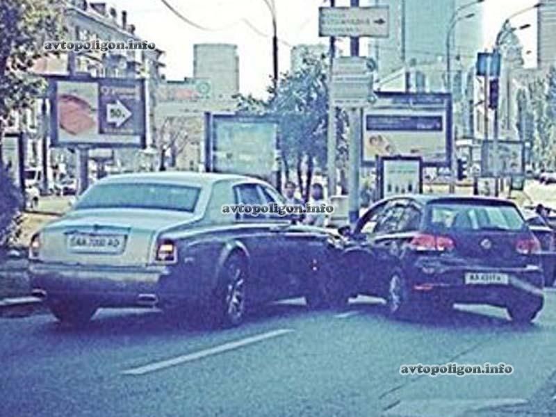 В Киеве Rolls-Royce попал в ДТП: фотофакт