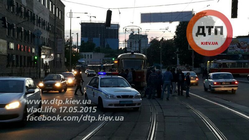 В Киеве мотоциклист сбил велосипедиста