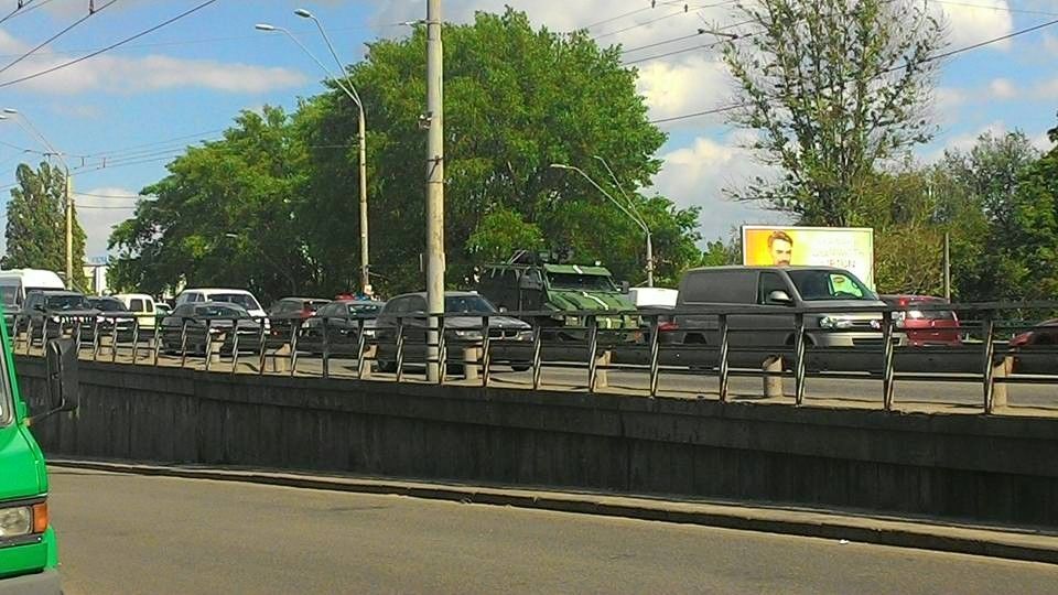 В центре Киева армейский броневик устроил масштабное ДТП