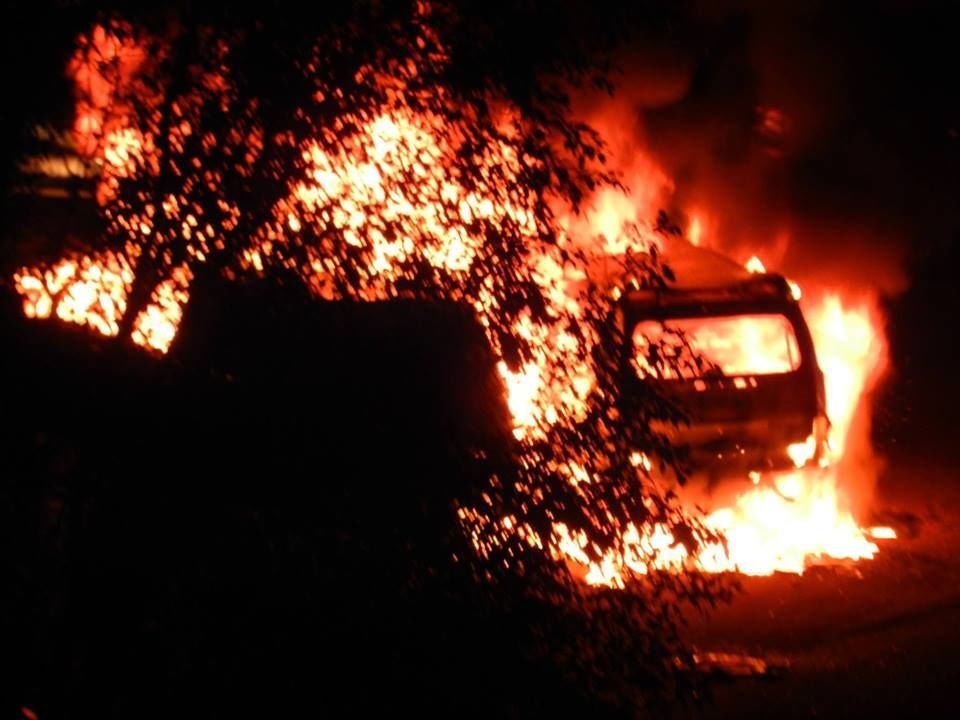 Возле многоэтажки в Киеве сгорели четыре автомобиля