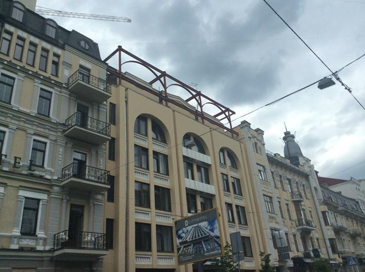 На здании ГАИ в Киеве вырос еще один этаж: фотофакт