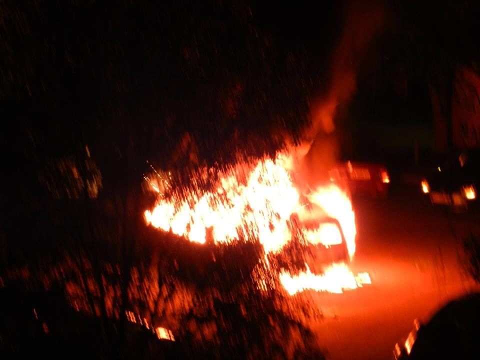 Возле многоэтажки в Киеве сгорели четыре автомобиля