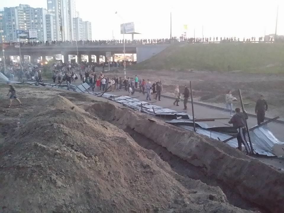 Конфликт на "Осокорках" в Киеве: хроника событий, фото и видео