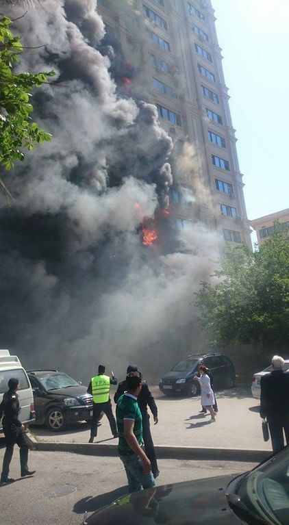 В Баку пожар в многоэтажном доме унес жизни 15 человек