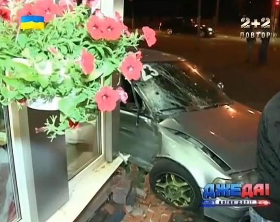 В Киеве автомобиль протаранил цветочный магазин