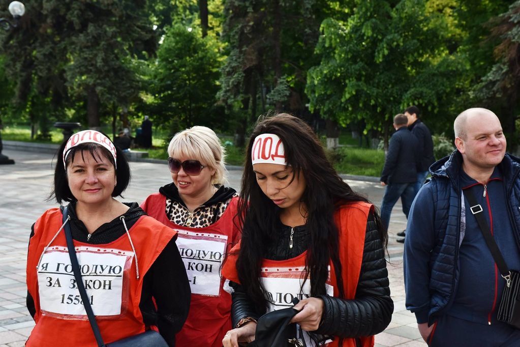 Під Радою влаштували масове голодування: фото з місця подій