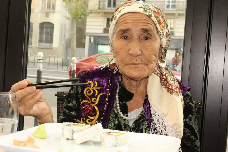 Учитесь жить: 80-летняя казашка-путешественница стала звездой сети