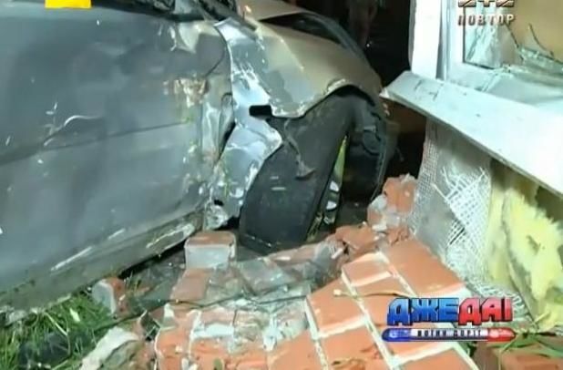 В Киеве автомобиль протаранил цветочный магазин