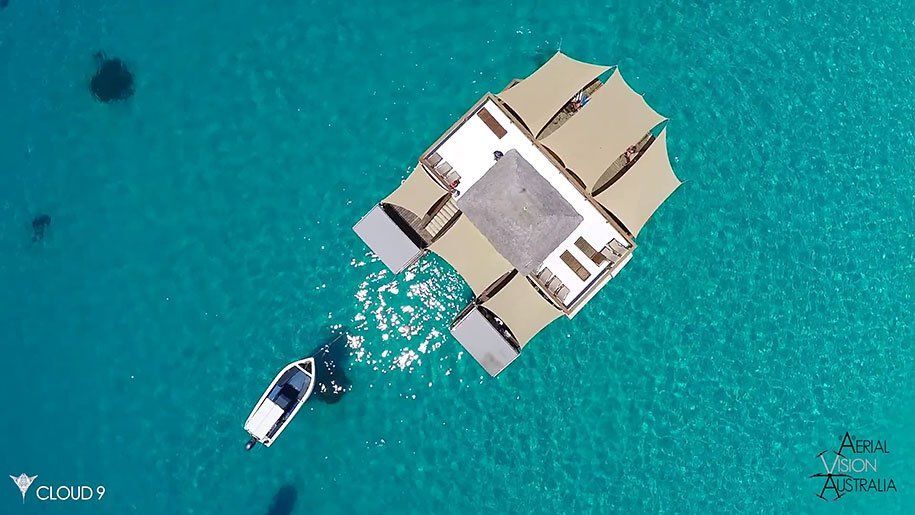Уникальный плавающий бар посреди океана