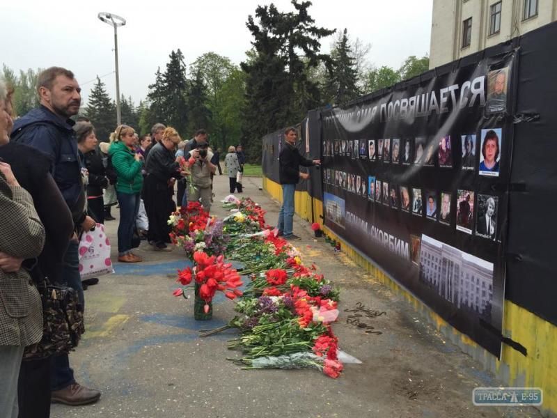 Одесса помнит: горожане вышли сразу на два митинга в память о жертвах 2 мая