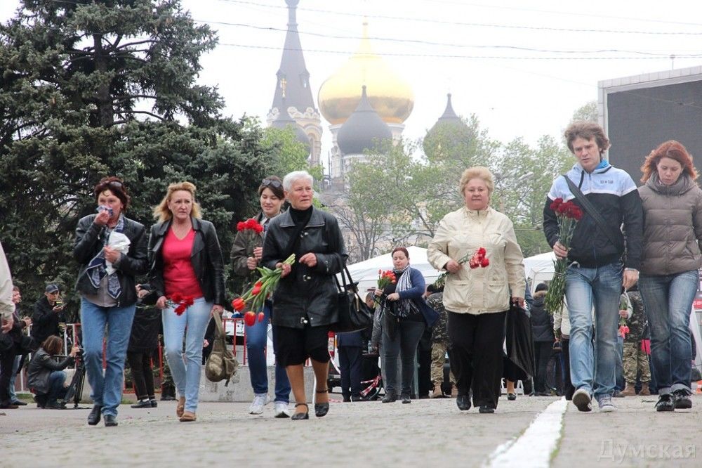 Одесситы несут на Куликово поле цветы и картины