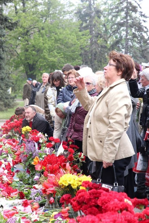 Одесситы несут на Куликово поле цветы и картины