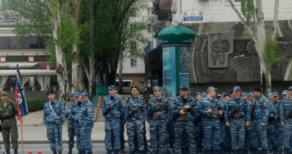Принарядились: террористы "ДНР" под музыку репетируют парад к 9 мая
