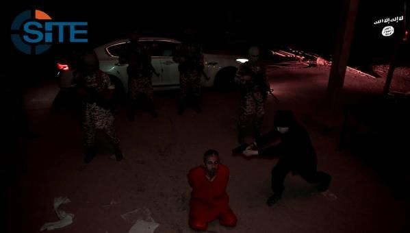 Мальчик-террорист "Исламского государства" казнил мужчину: ужасающие кадры