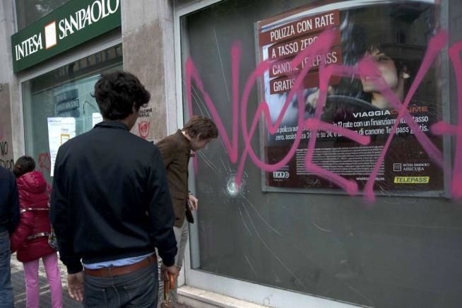 В Милане от рук антиглобалистов пострадали 11 полицейских и десятки машин