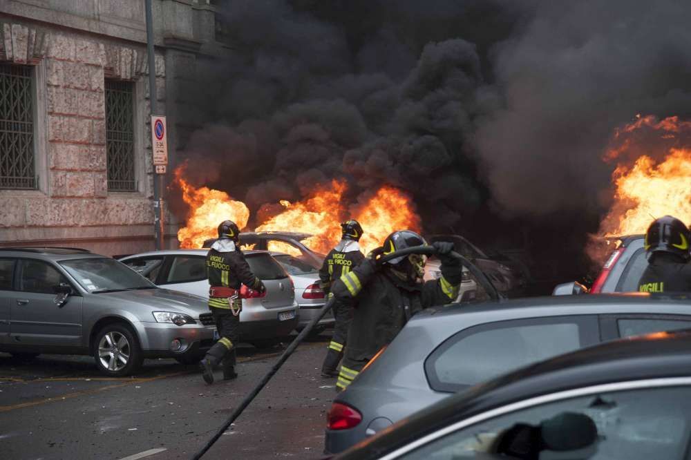 В Милане от рук антиглобалистов пострадали 11 полицейских и десятки машин