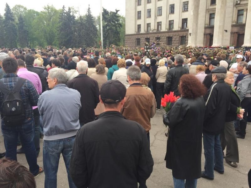 Одесса помнит: горожане вышли сразу на два митинга в память о жертвах 2 мая