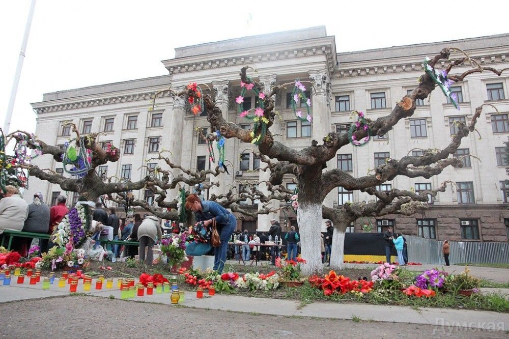 Одесситы несут на Куликово поле цветы и картины