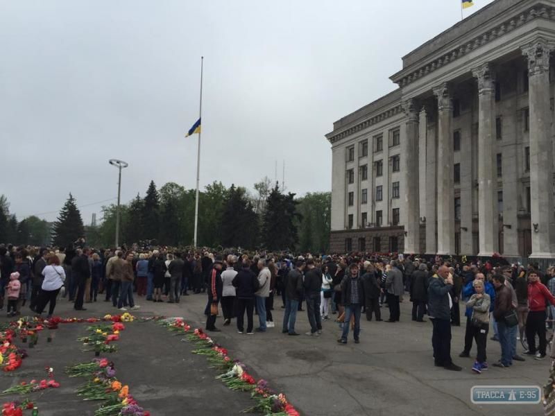 Одесса помнит: горожане вышли сразу на два митинга в память о жертвах 2 мая