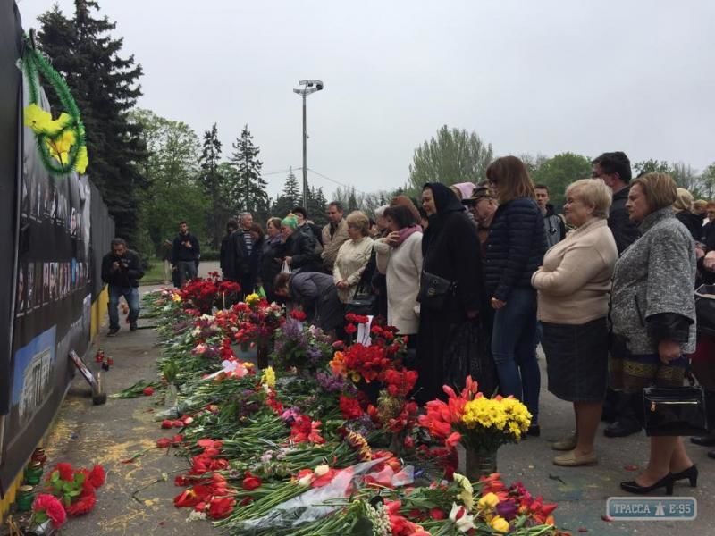 Одесса помнит: горожане вышли сразу на два митинга в память о жертвах 2 мая