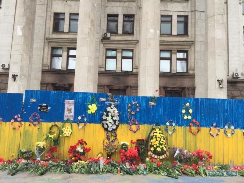 Одесса помнит: горожане вышли сразу на два митинга в память о жертвах 2 мая