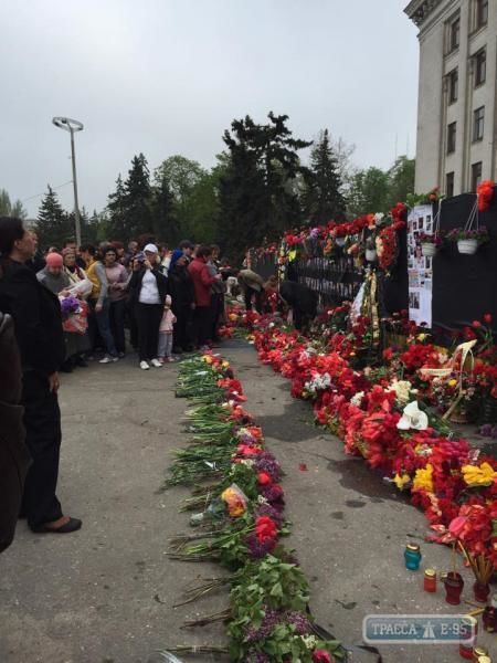 Одесса помнит: горожане вышли сразу на два митинга в память о жертвах 2 мая