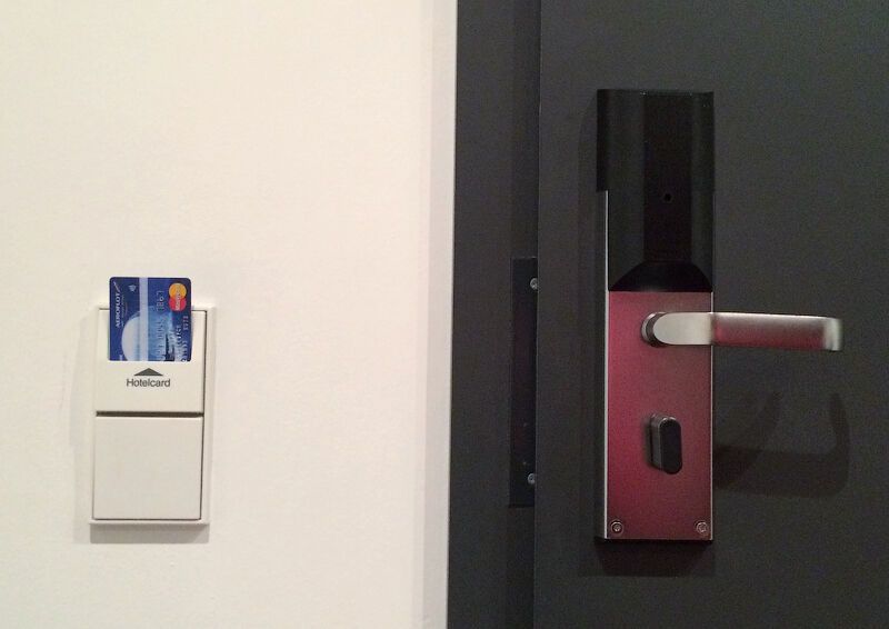 Как не остаться в отеле без зарядки