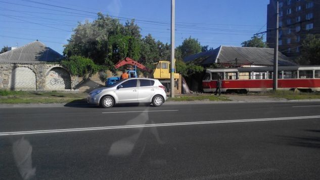 У Харкові трамвай врізався в житловий будинок: є постраждала