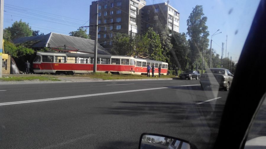 У Харкові трамвай врізався в житловий будинок: є постраждала