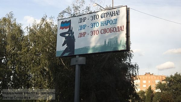 "Все только начинается!" Террористы обклеили Донецк рекламой войны