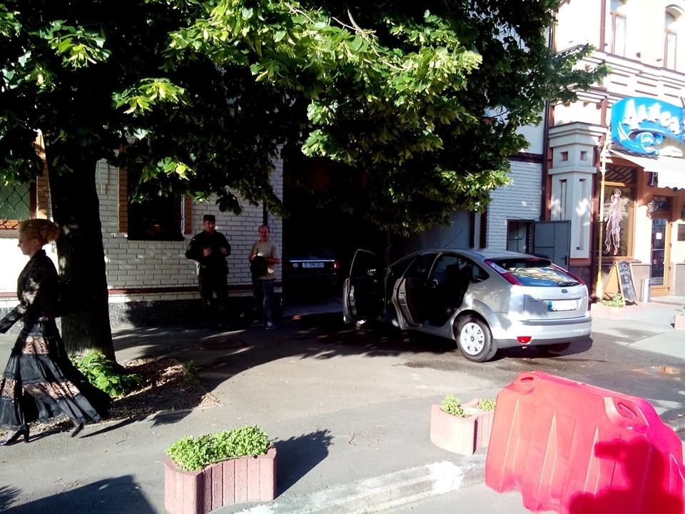Киевлянин пожаловался на мойщиков автомобилей посольства Сербии
