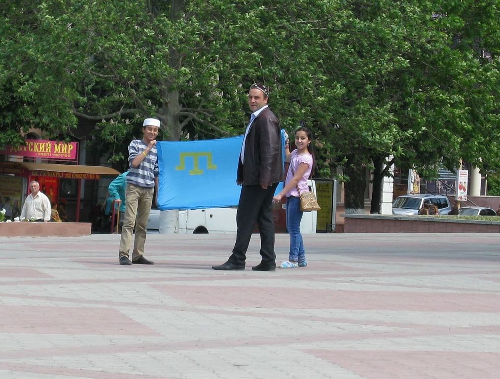 В Крыму оккупанты объявили вне закона флаг крымских татар