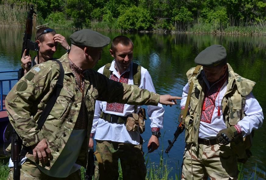 Бойцы АТО отметили День вышиванки на передовой: яркие фото героев