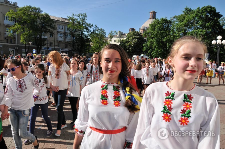 Прифронтовой Мариуполь надел вышиванки: фоторепортаж